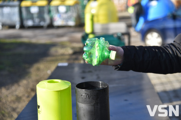 «Одяг, старі телефони та купа пластику»: як у Луцьку вчать сортувати сміття та що з ним роблять