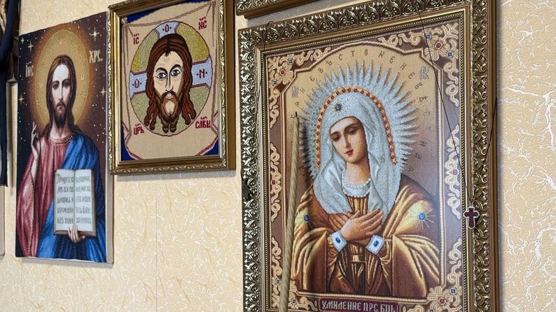 У свої 56 житель Луцька вдень працює на АЗС, а вечорами вишиває