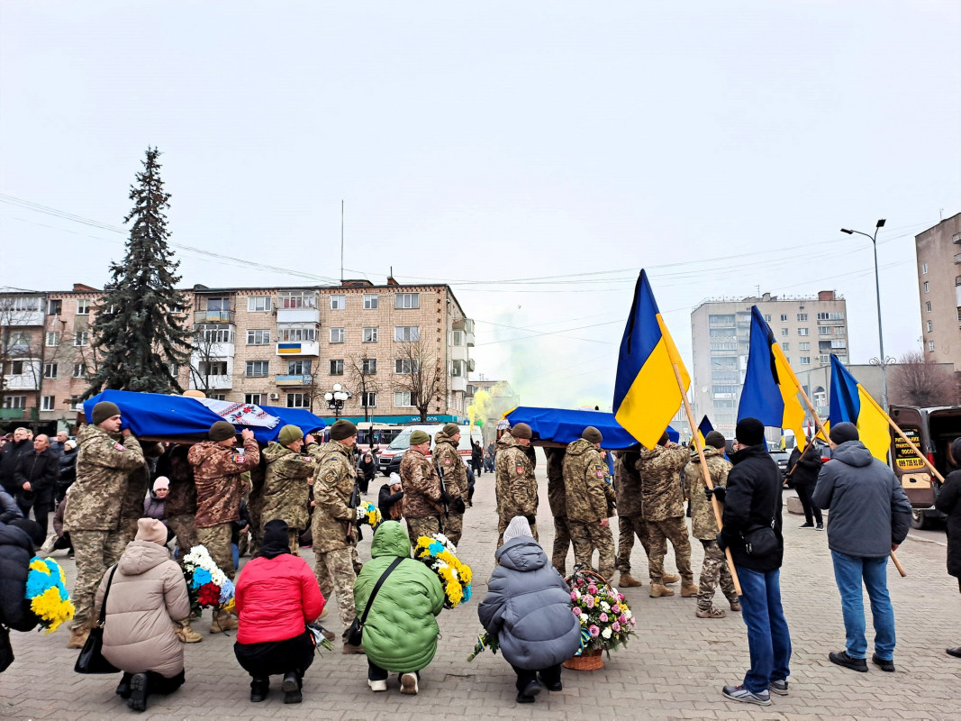 Дві втрати в одні громаді: на Волині попрощалися з Героями Артемом Абрамчуком та Юрієм Гусаром