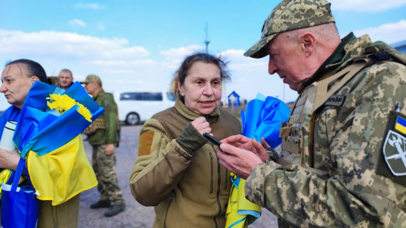 Черговий обмін полоненими: додому повернулися 100 українських захисників і захисниць
