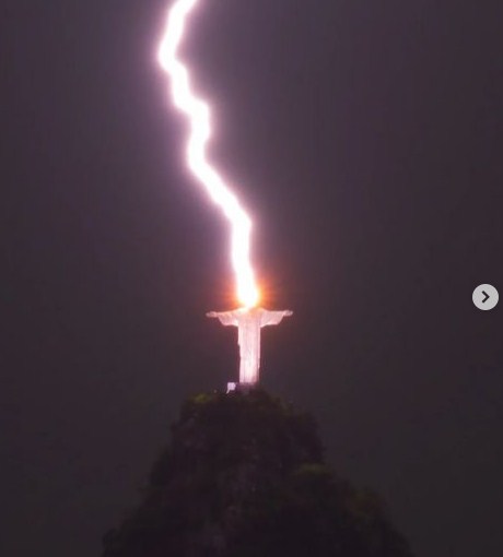 Провісник кінця світу: блискавка влучила у статую Христа-Спасителя. Фото