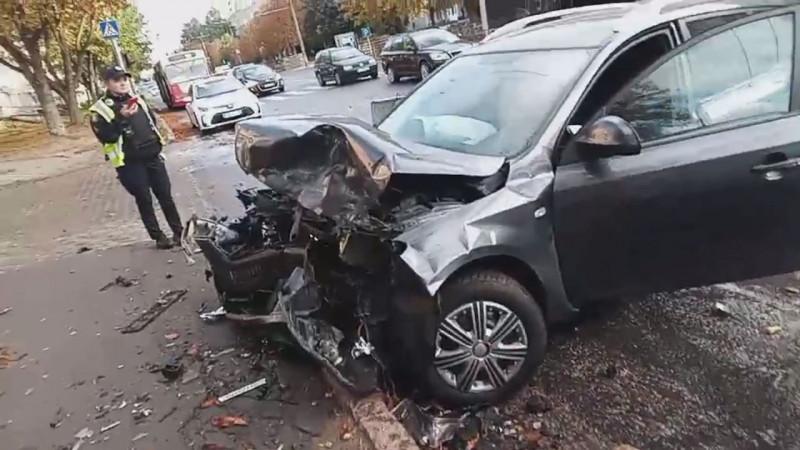 Працюють три «швидкі»: у Луцьку сталася серйозна аварія, постраждали двоє дорослих і дитина. Фото