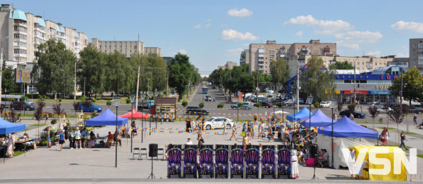 У Луцьку піснями, танцями та квітами збирали гроші для армії