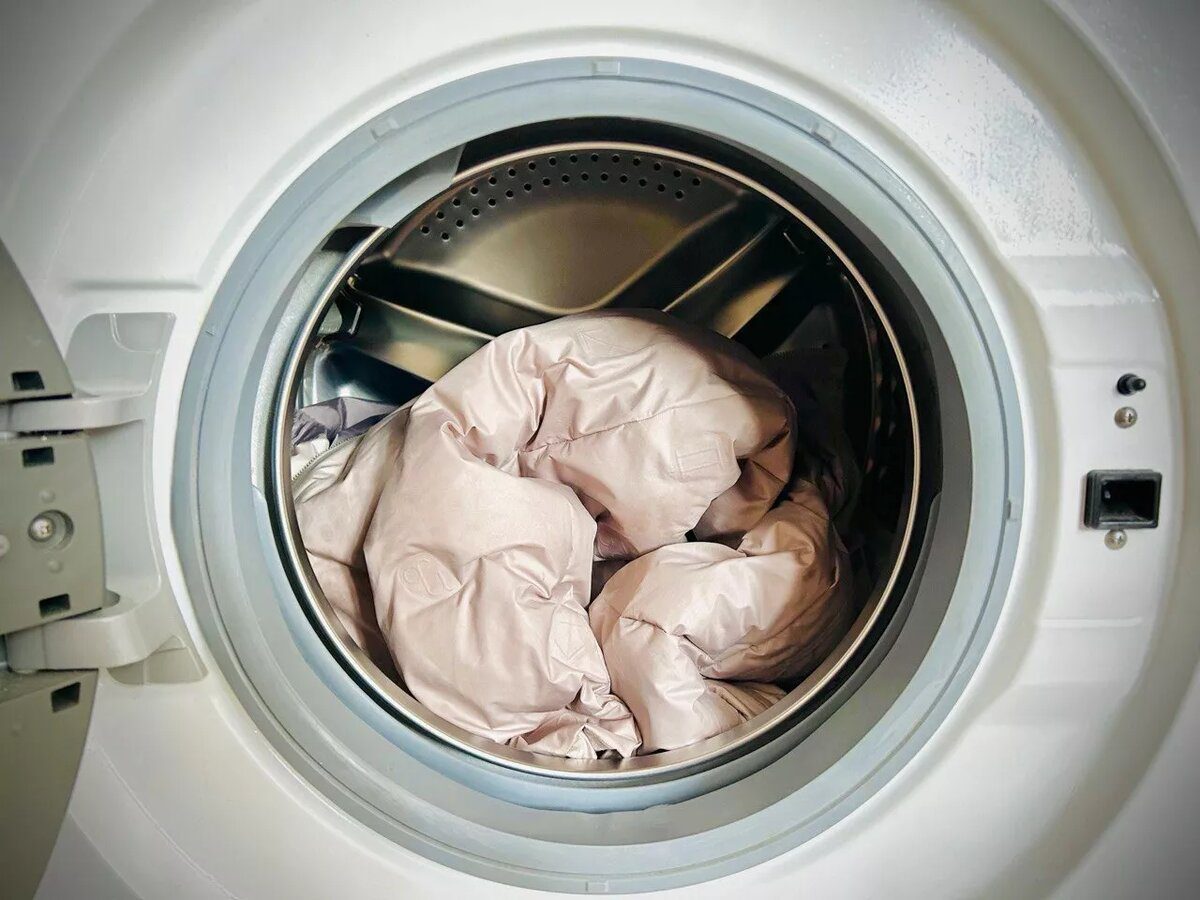 Як правильно прати пуховик, аби він не псувався, а пух не збивався