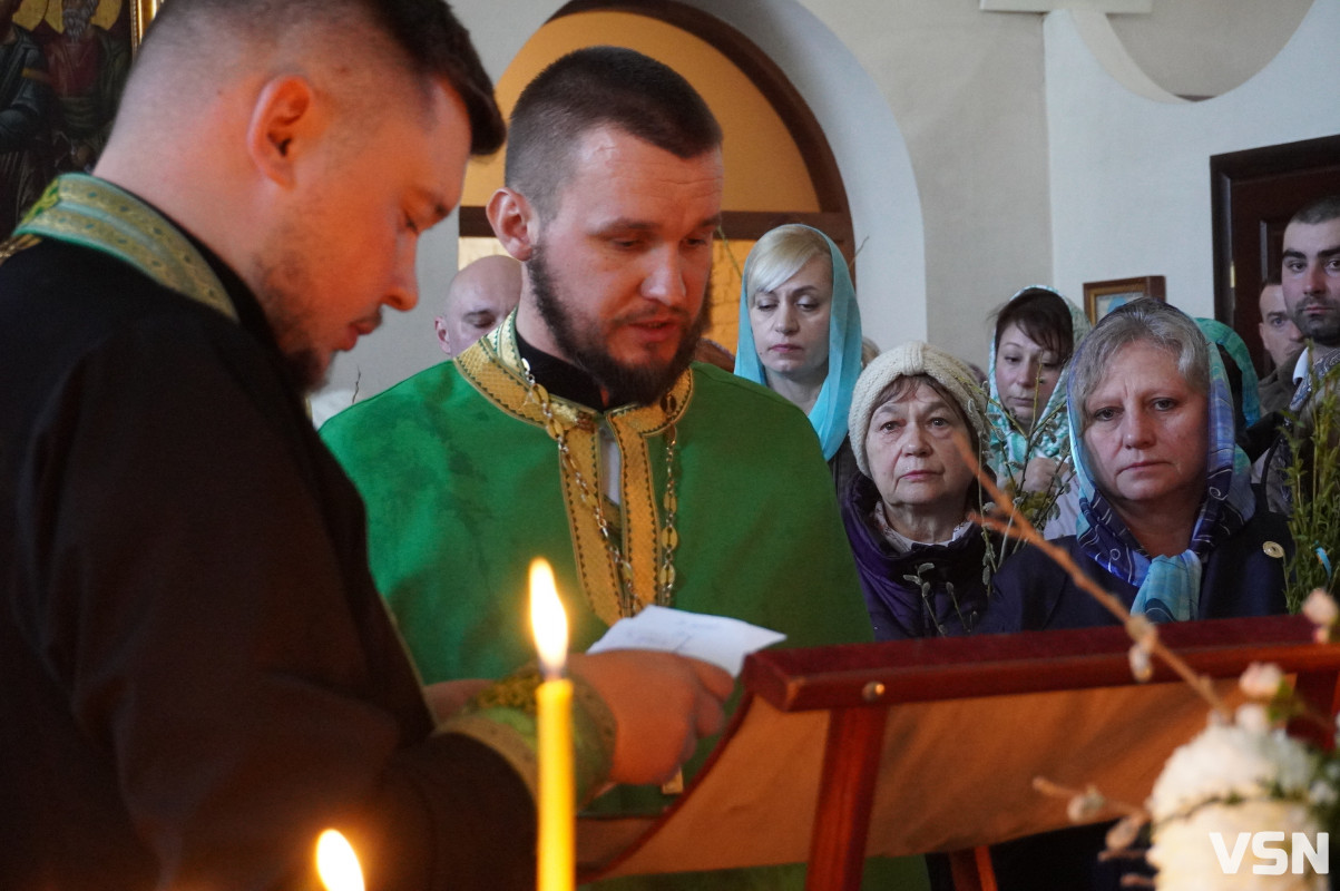 Сотні вірян прийшли освячувати вербу у головний собор Луцька. Фоторепортаж
