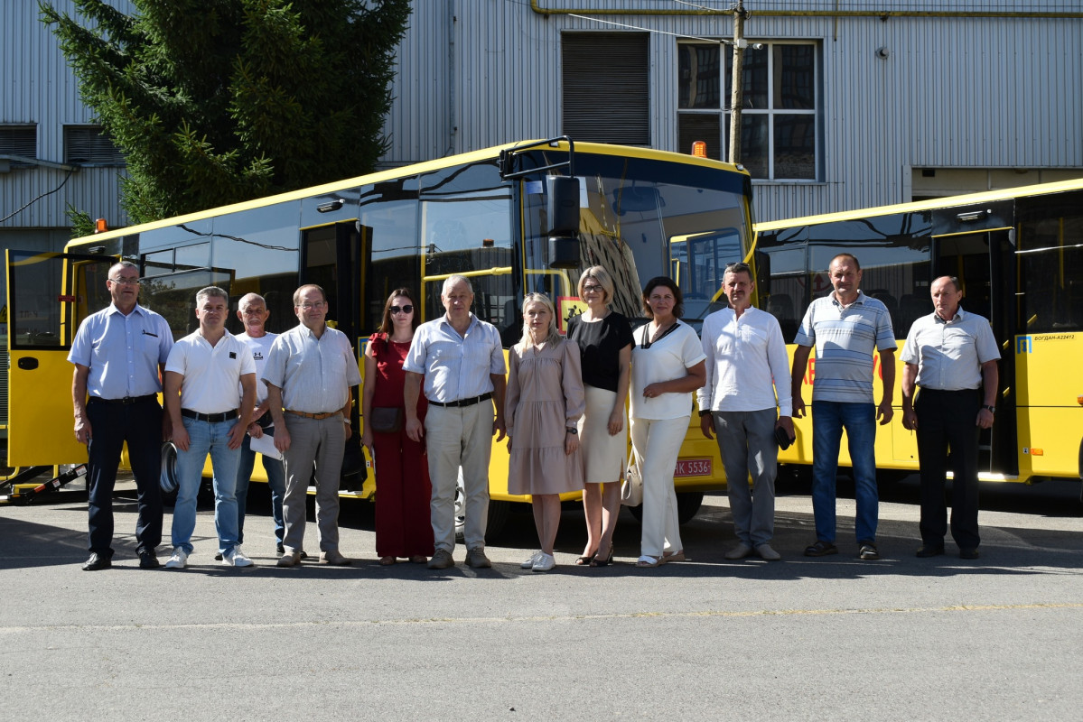 Волинські громади отримали нові спеціалізовані шкільні автобуси