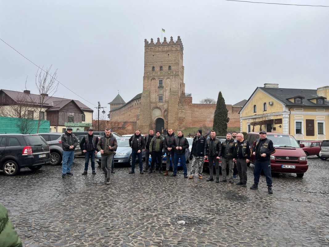 Підтримка без кордонів: литовські байкери доставили до Луцька 7 авто для ЗСУ