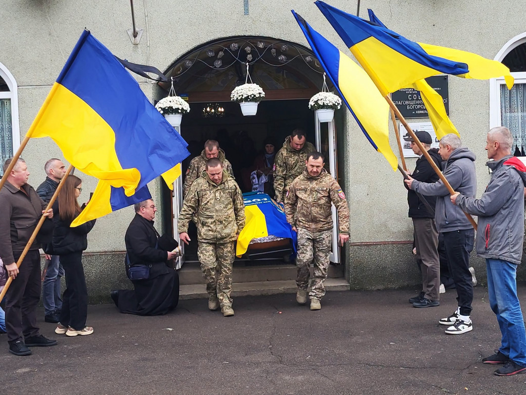 Майже два роки рідні чекали на диво: на Волині провели в останню путь Василя Шуміка