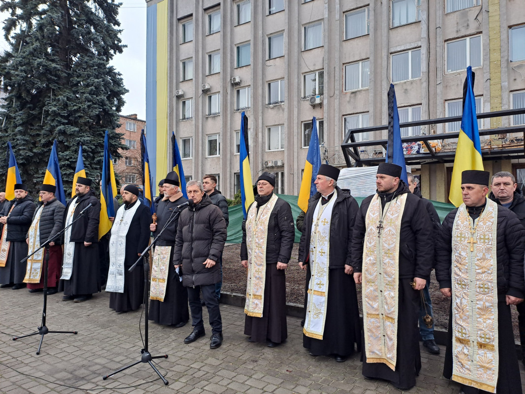 Коровай ділили на кладовищі: у Ковелі в останню путь провели 18-річного Героя Дмитра Приймачука