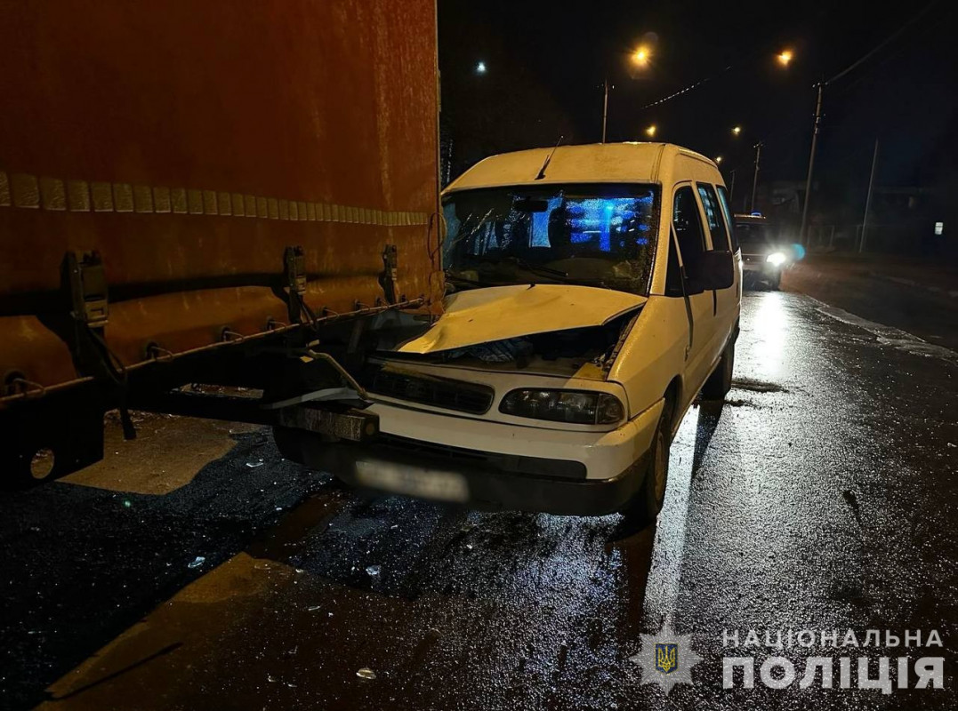 П'яний водій на мікроавтобусі зіткнувся з припаркованим тягачем: деталі аварії у Луцьку