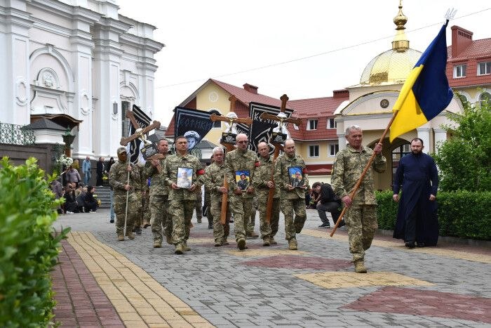 На колінах і з молитвою: Луцька громада провела в останню путь трьох Героїв
