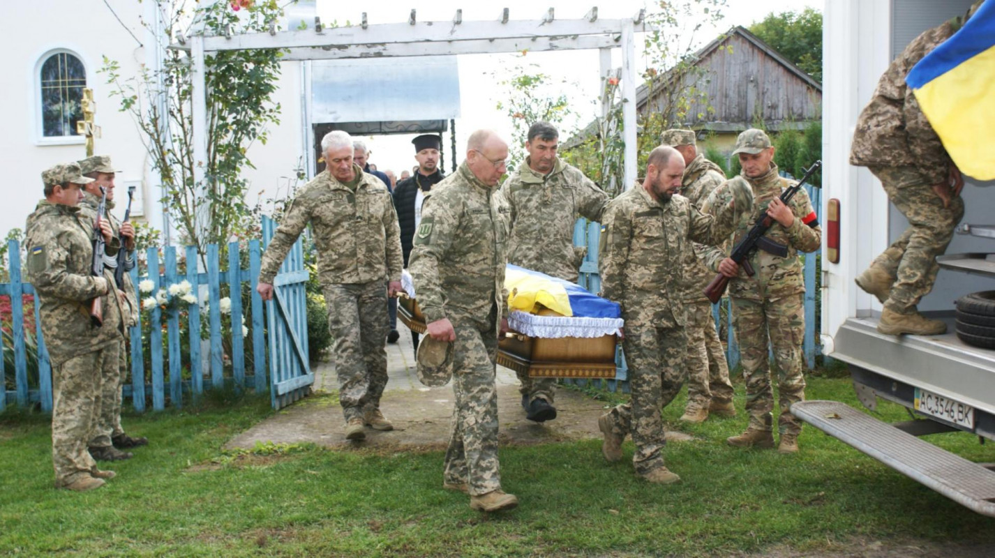Рік тому одружився і мріяв про спільне майбутнє з коханою: на Волині поховали захисника Руслана Романюка