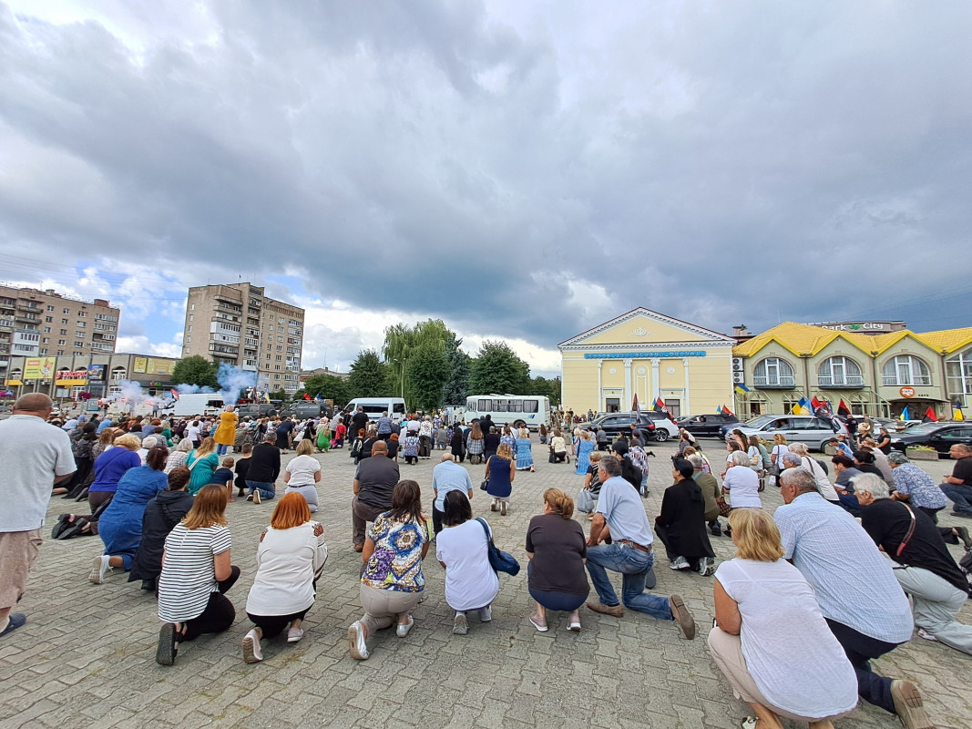 «Мамуль, не переживай, у медиків найменше шансів загинути на війні»: на Волині попрощались з Героєм Віталієм Кухарчуком