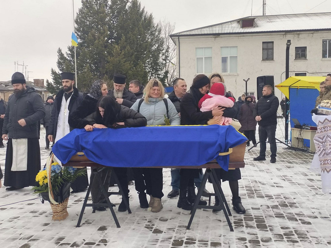 Зі сльозами  ділили його весільний коровай на кладовищі: на Волині попрощалися молодим Героєм