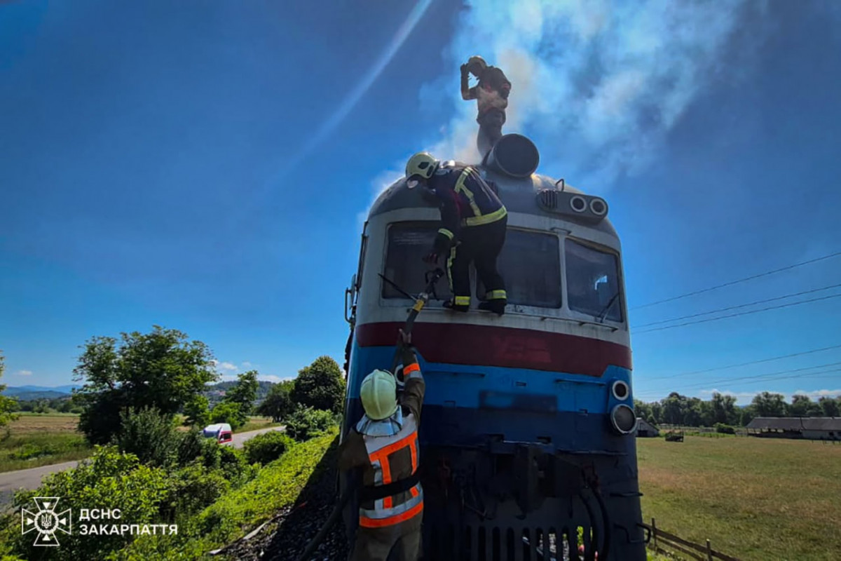 Під час руху загорівся дизель-поїзд: пасажирів терміново евакуювали