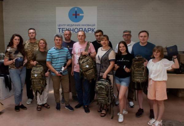 У Луцьку збирають кошти на аптечки та виготовляють турнікети на передову: долучитися може кожен
