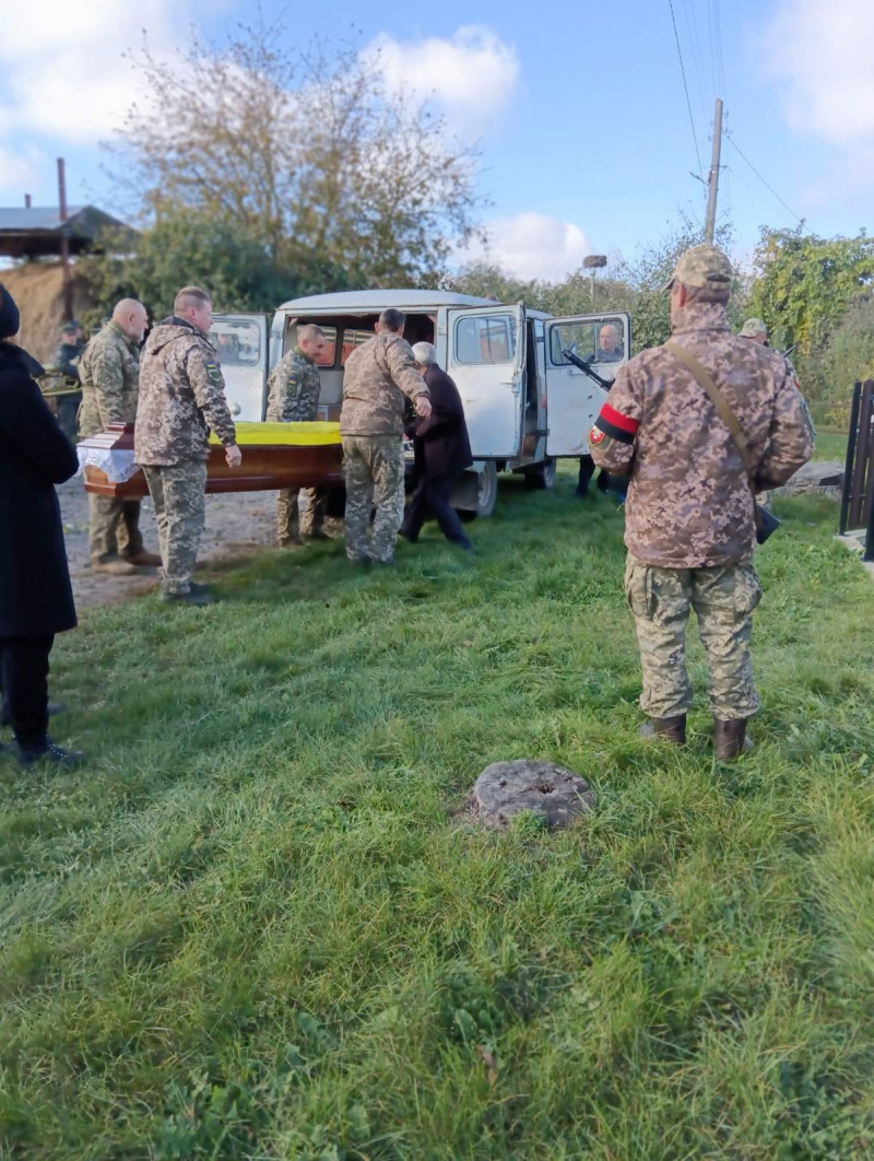 Загинув від авіаудару: на Волині до місця останнього спочинку провели загиблого Героя Дмитра Мозговенка