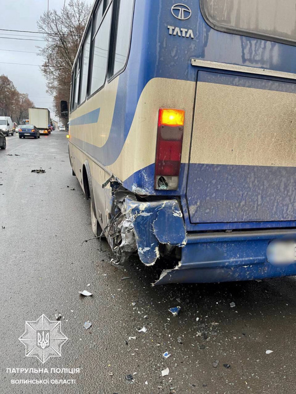 Легковик протаранив маршрутку і перевернувся: деталі аварії у Луцьку