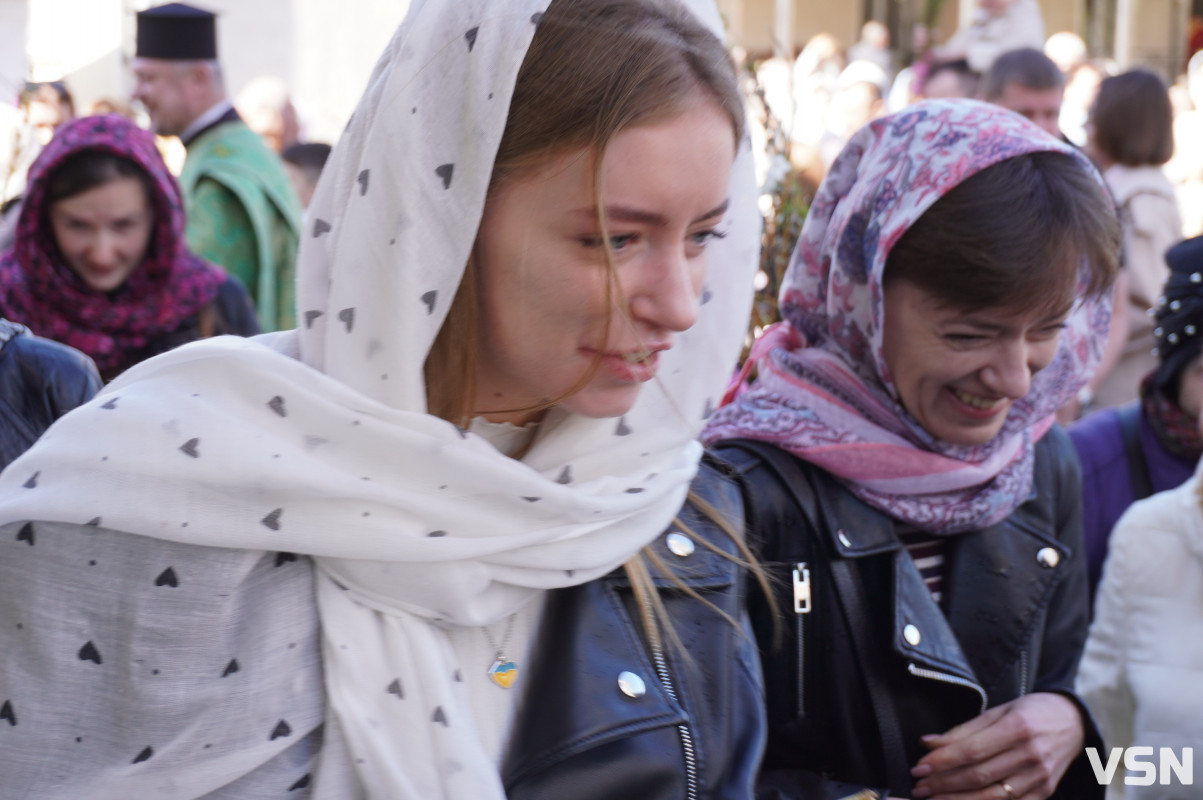 Сотні вірян прийшли освячувати вербу у головний собор Луцька. Фоторепортаж