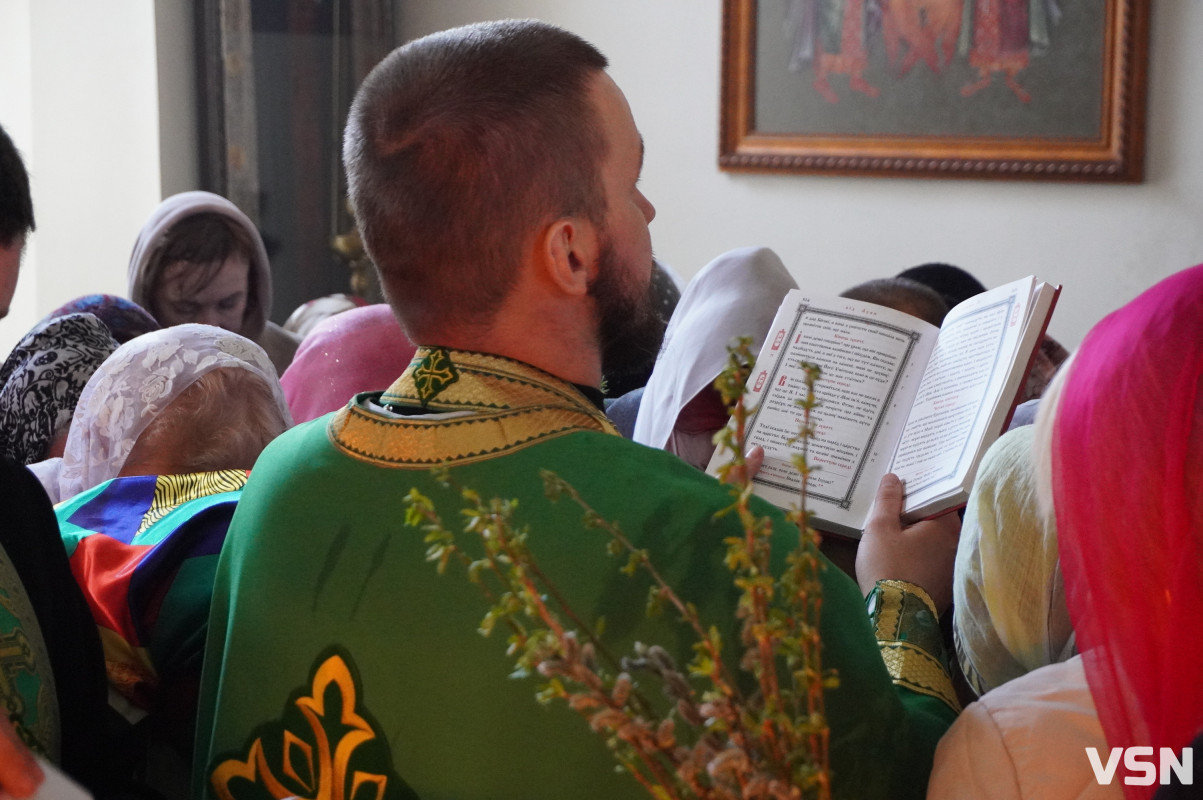 Сотні вірян прийшли освячувати вербу у головний собор Луцька. Фоторепортаж