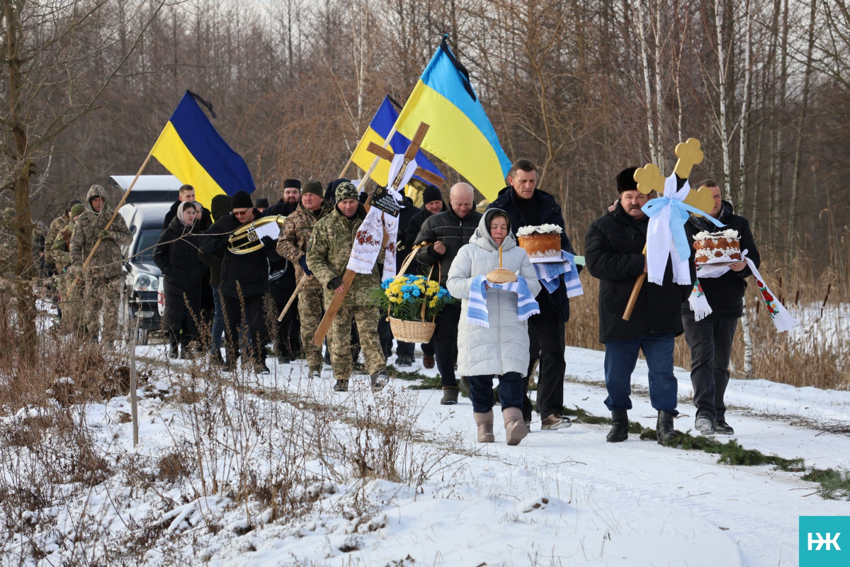 Довгою була остання дорога додому: на Волині попрощалися з воїном Володимиром Сірцем