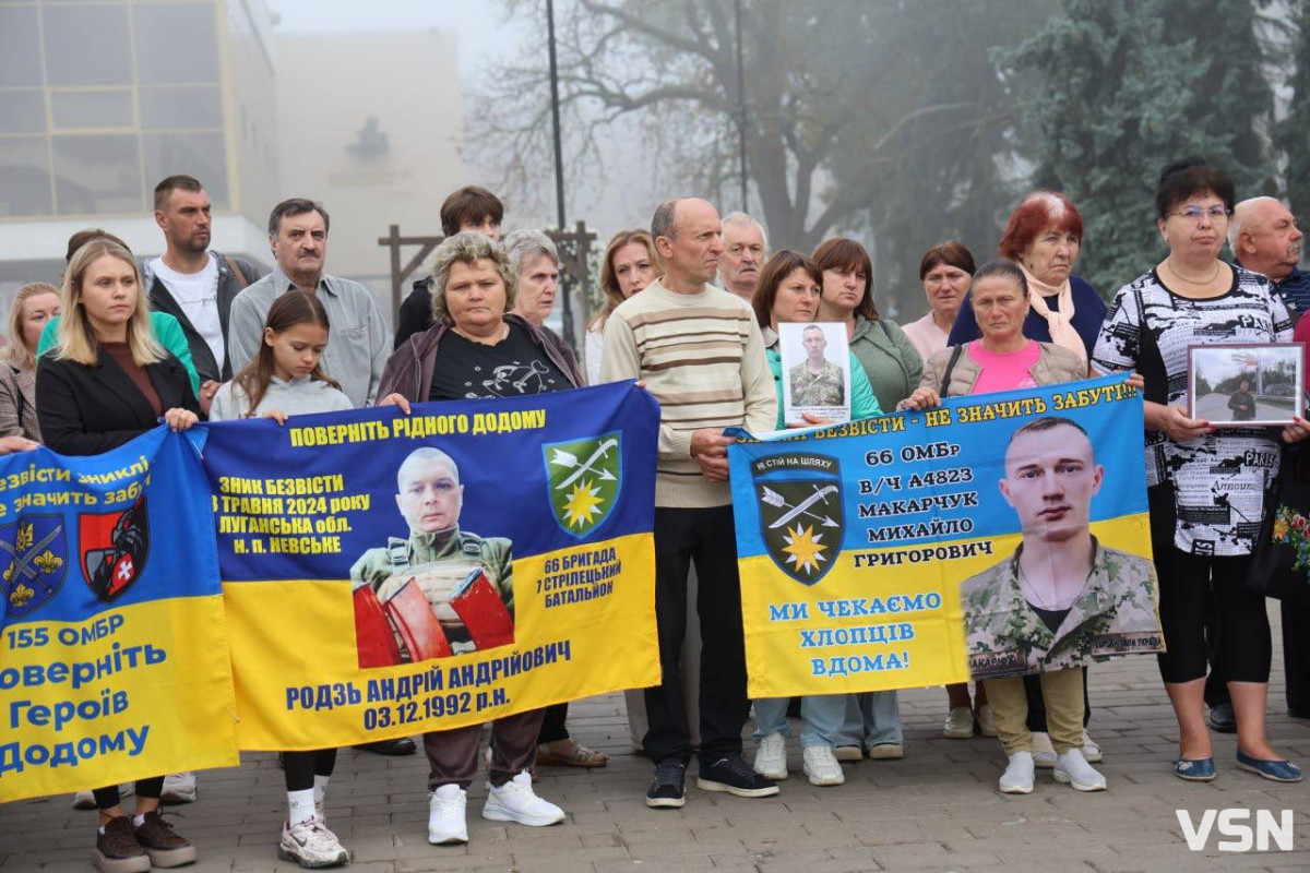 У Луцьку відкрили фотостенд «Живемо з надією. Пам’ятаємо. Чекаємо» зі світлинами безвісти зниклих воїнів
