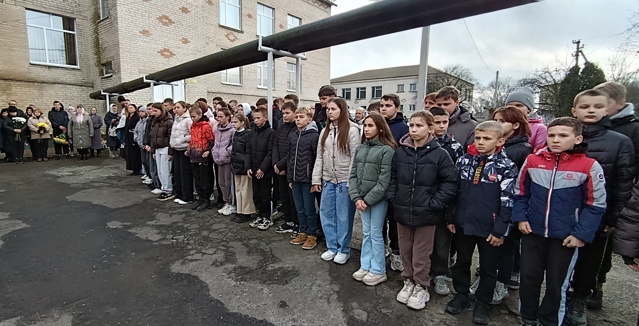 На фасаді сільського ліцею на Волині відкрили аж сім меморіальних дощок загиблим Героям