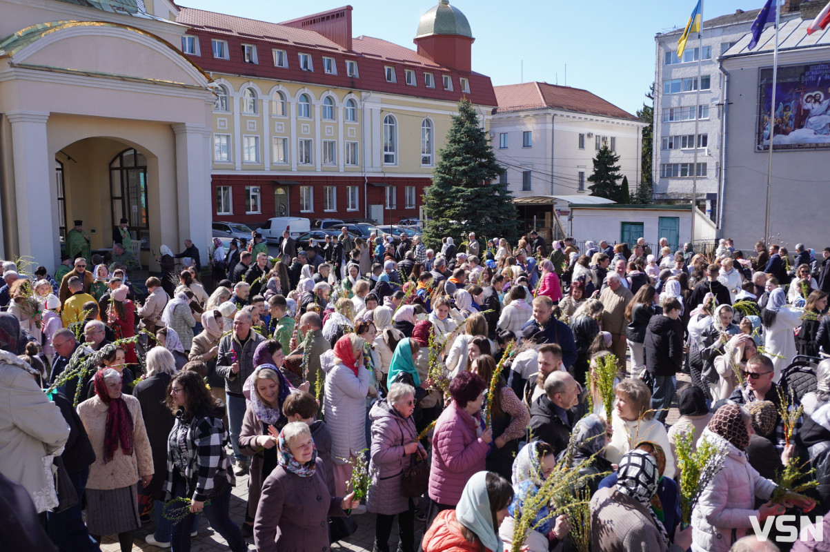 Сотні вірян прийшли освячувати вербу у головний собор Луцька. Фоторепортаж