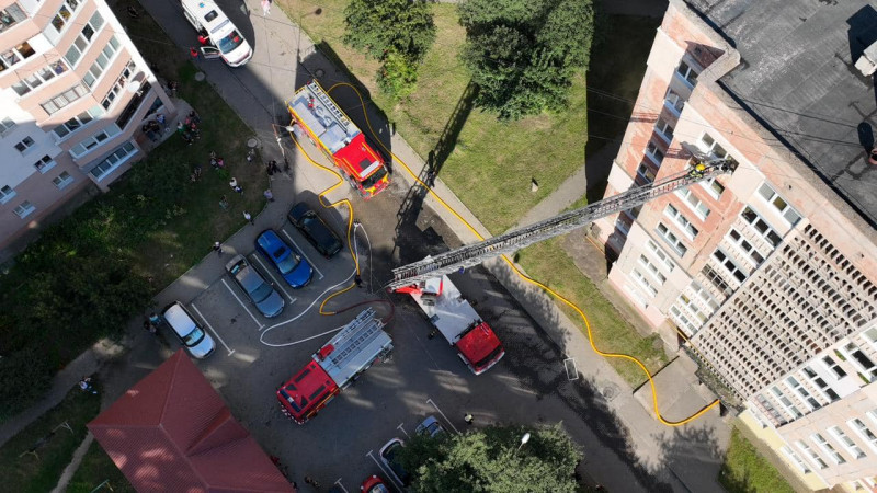 «Повідомили, що з вікон квартири - дим»: подробиці пожежі в одній з багатоповерхівок Луцька
