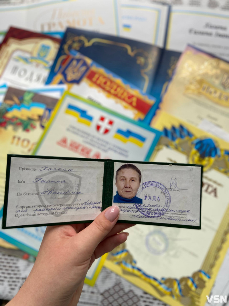 «Одні сльози і молитва»: як волинянка у 84 роки перетворила в’язання на допомогу армії