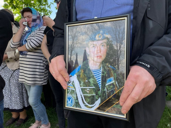 Невимовний біль ятрить наші серця: Нововолинська громада попрощалася із двома загиблими Героями