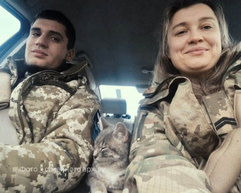 Знайшли кохання у черзі до ТЦК: історія подружжя військових з Волині