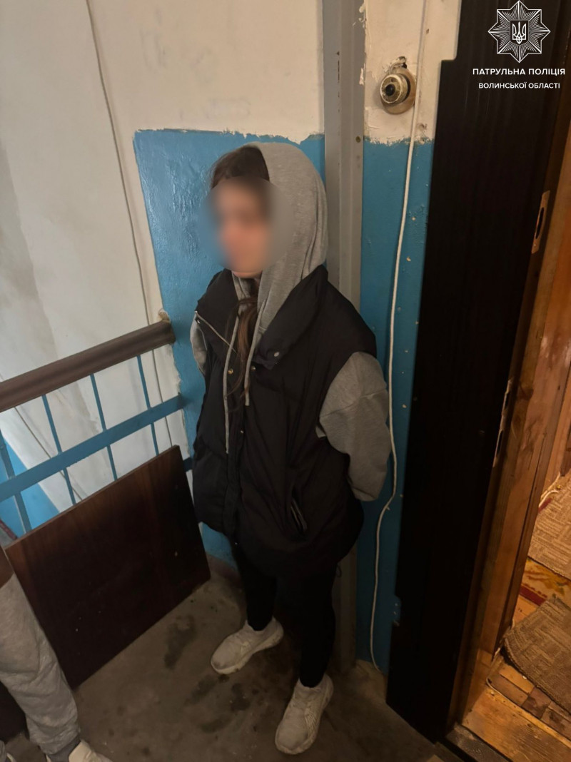 Виглядали з вікна 5-го поверху: у Луцьку мати закрила двох малолітніх дітей у квартирі