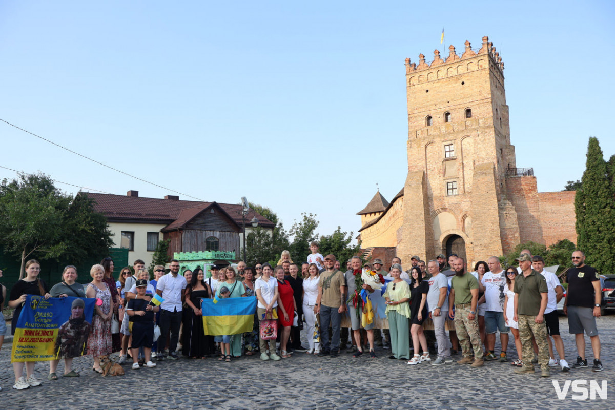 «Я взагалі не очікував, що повернуся»: у Луцьку зустріли звільненого з російського полону захисника Олександра Пришка