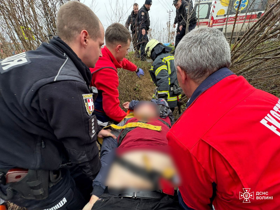 На Волині - жахлива ДТП: рятувальники розрізали авто, щоб дістати заблокованих водіїв