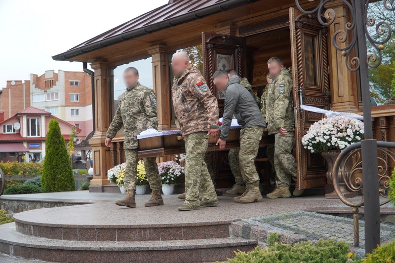 Пішов на пенсію, але повернувся до війська: на Волині попрощалися із Героєм Володимиром Ващенком