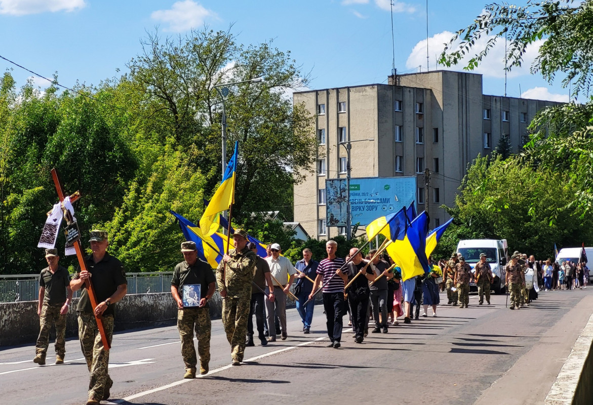 Син і донька втратили батька: на Волині попрощались з Героєм Дмитром Лисюком