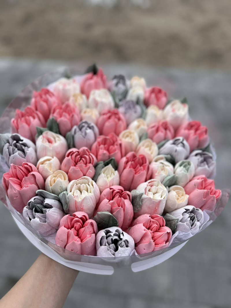 Захоплення переросло у власну справу: вчителька з Волині створює букети із зефіру