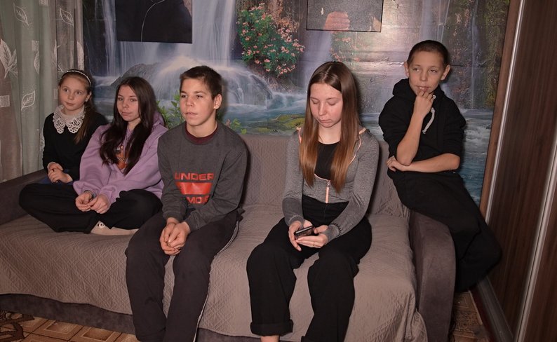 Матір позбавили прав, а батько зник на війні – 67-річна волинянка взяла під опіку шістьох онуків. Відео