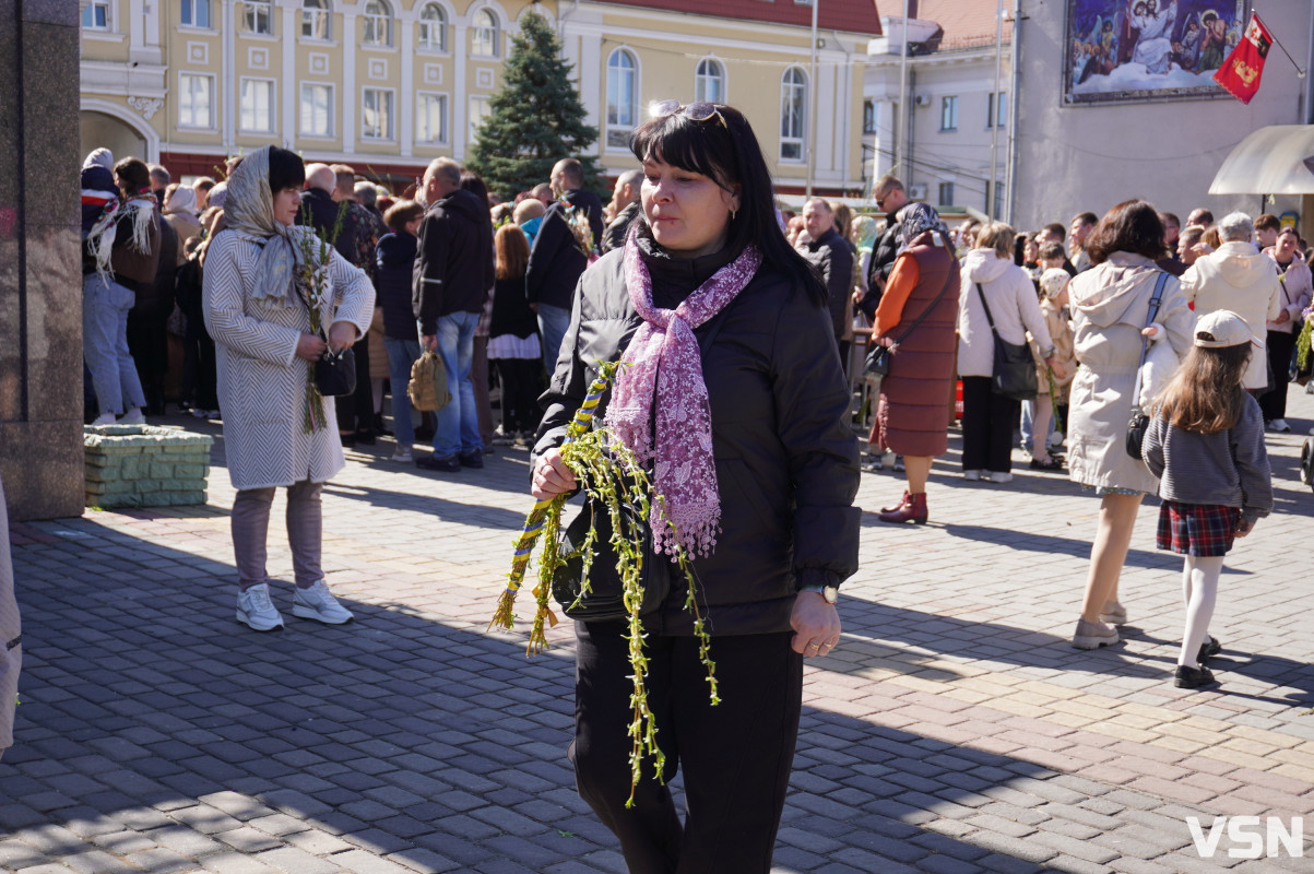 Сотні вірян прийшли освячувати вербу у головний собор Луцька. Фоторепортаж