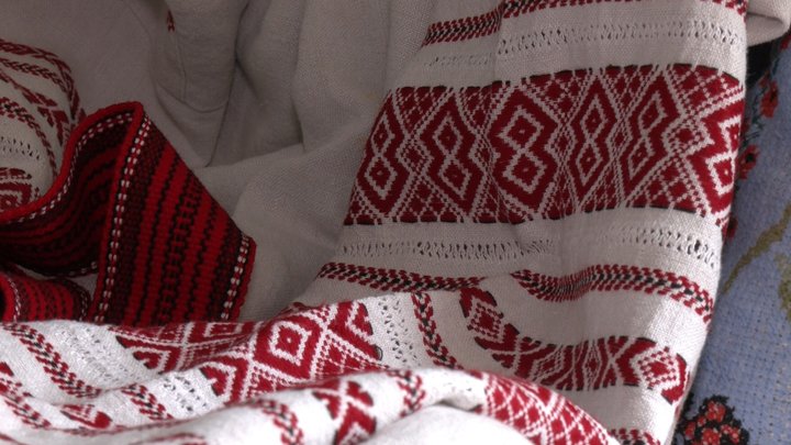 Від рушників до сорочок: волинська майстриня створила понад 500 виробів у давній техніці