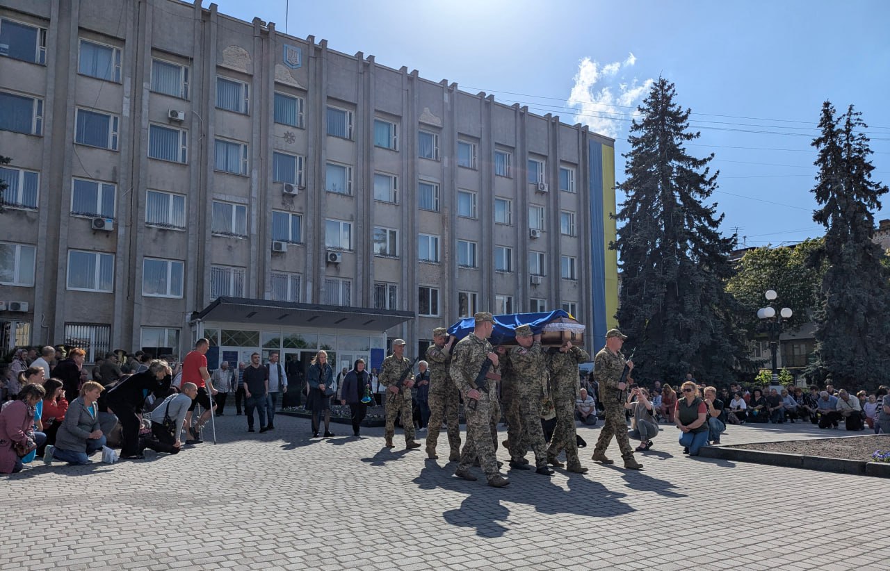 Волиняни попрощалися з 32-річним снайпером Максимом Ткачуком, який загинув на Луганщині