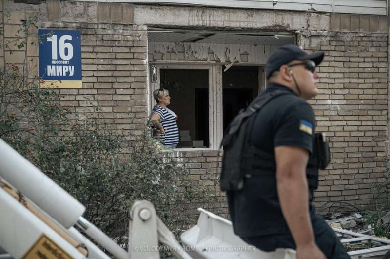 Фотограф з Луцька показав, як Покровськ оговтується після ракетного удару по багатоповерхівці