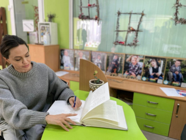 Анджеліна Джолі відвідала ще один реабілітаційний центр на Львівщині