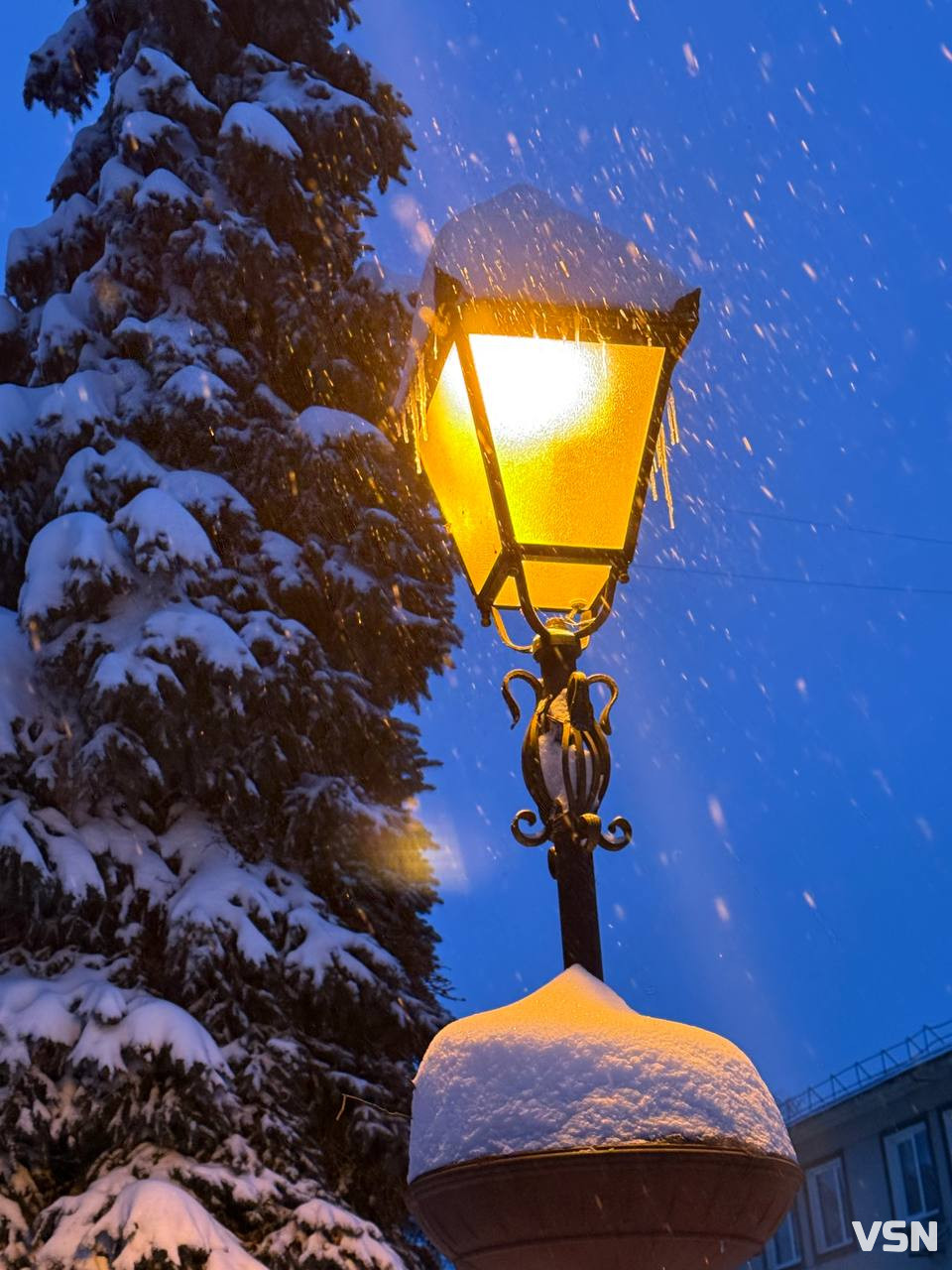 Зимова казка в Луцьку: засніжене місто та небо, що віщує мороз