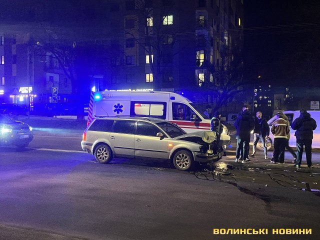 У автівки повністю розбитий капот. у Луцьку сталась ДТП