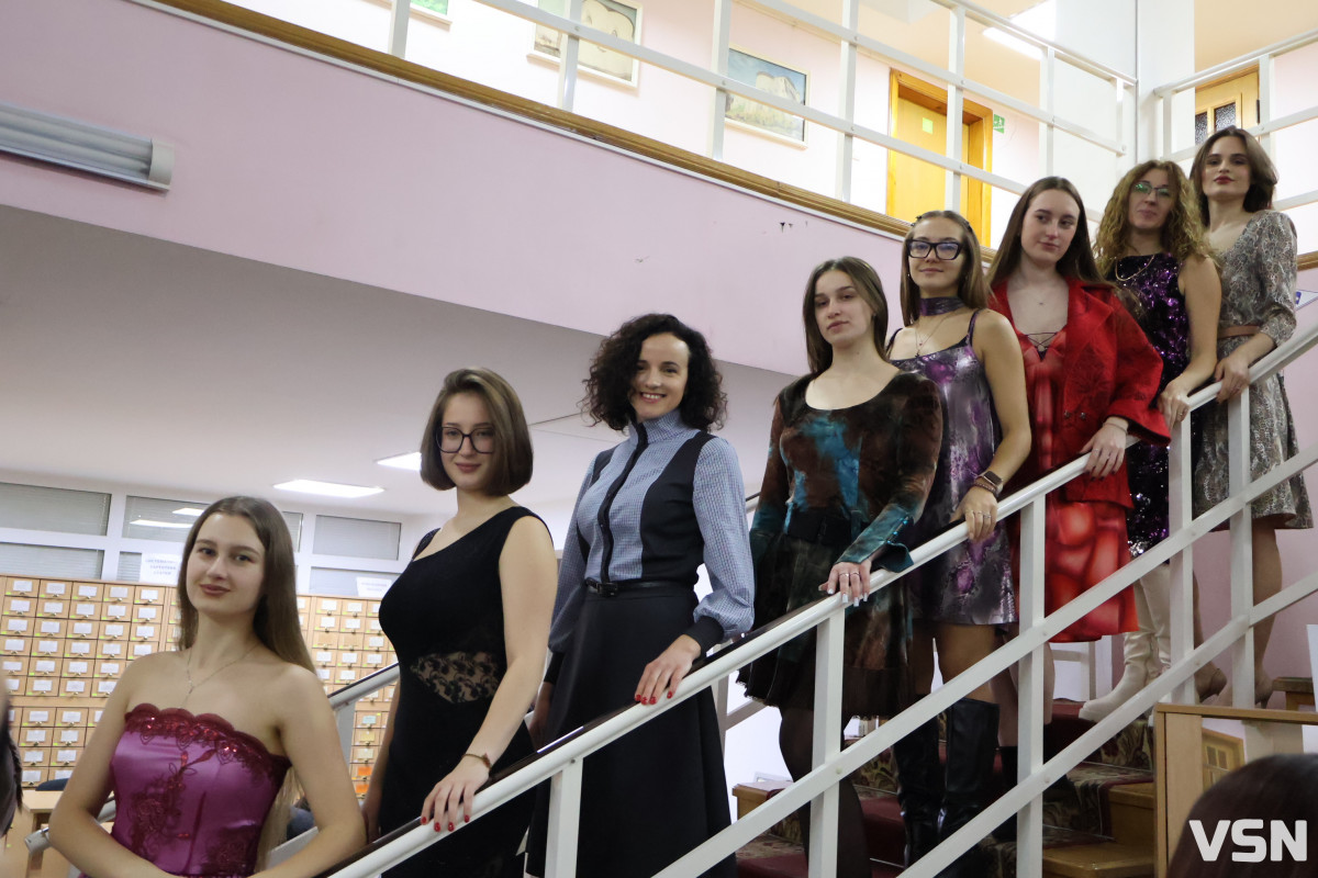 «Намальована надія»: ветеранка війни з Луцька презентувала колекцію суконь