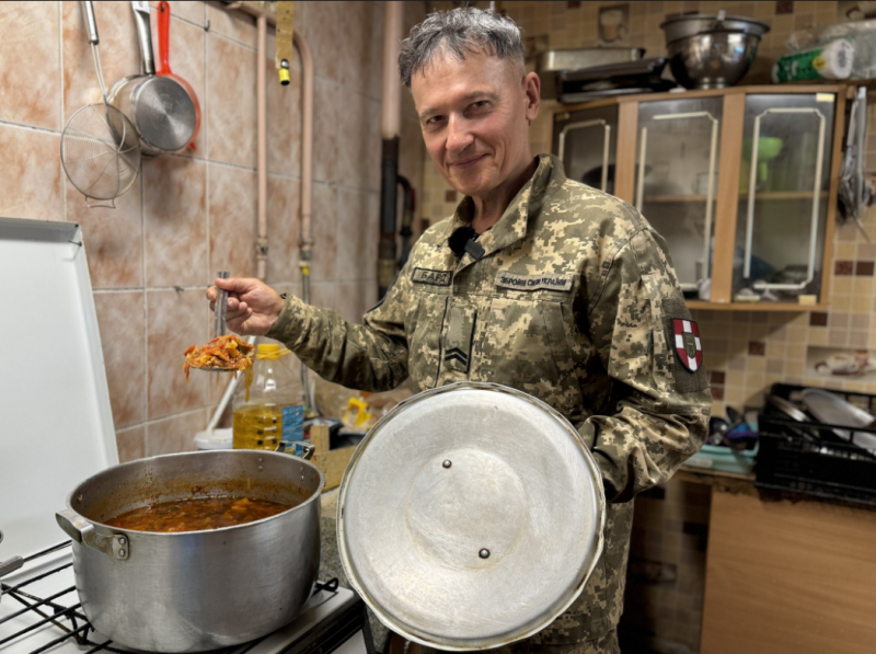 «Кухня лікує тіло, пісня — душу»: волинський бард служить у ЗСУ, пише роман, варить для побратимів і співає про життя