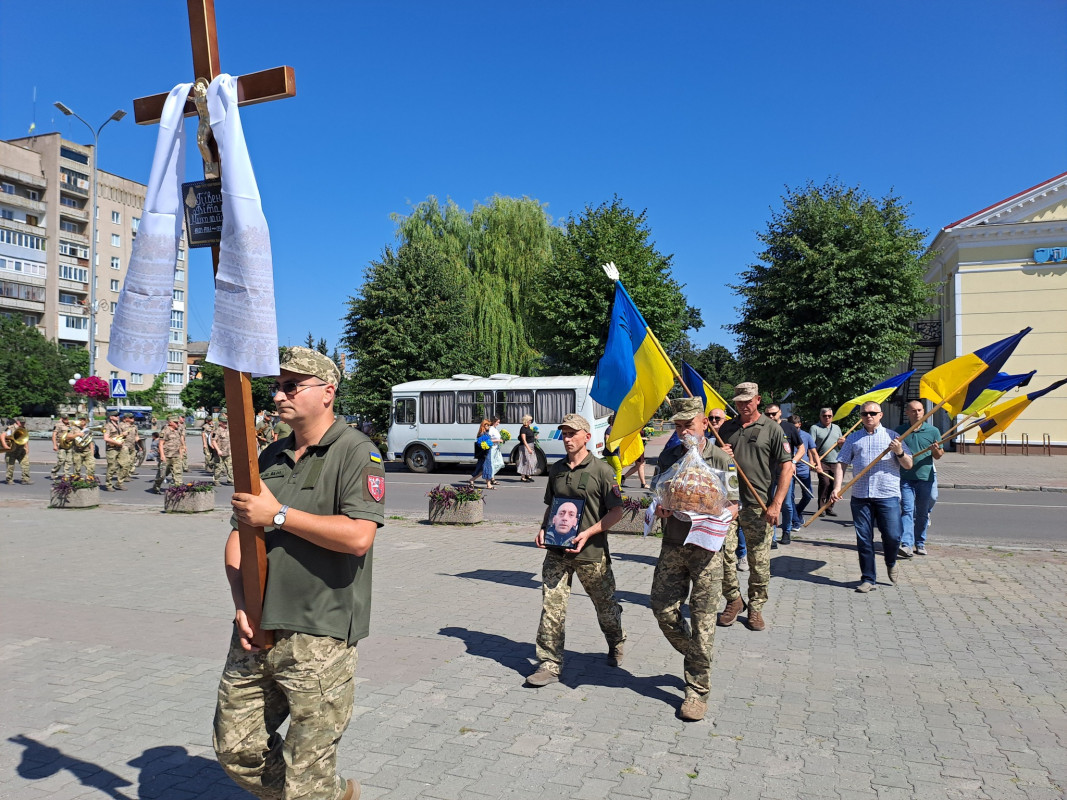 Молодший брат боронить Україну на фронті: на Волині попрощались з Героєм Віталієм Півнем