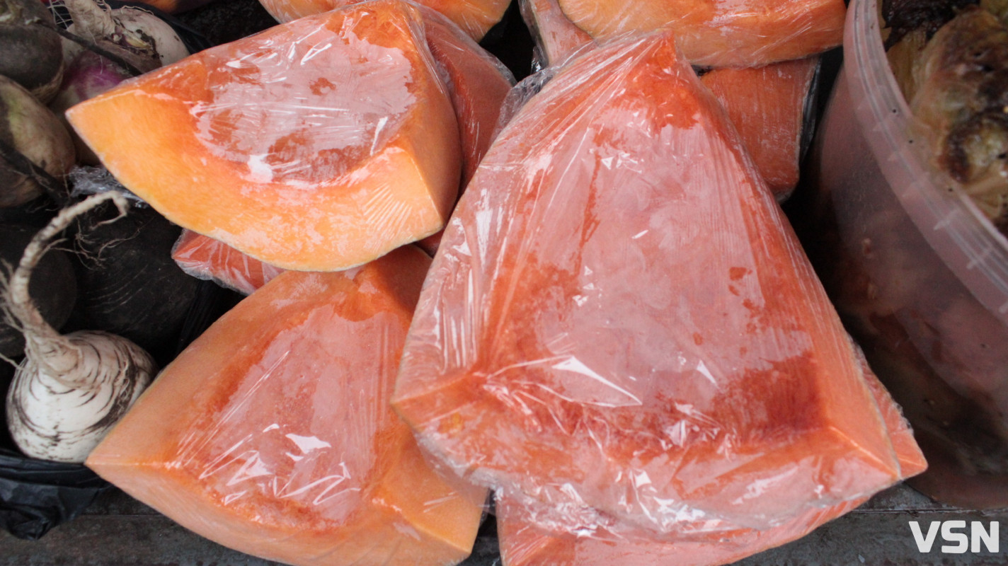 Скільки коштують яблука, гарбузи та картопля на Центральному ринку у Луцьку